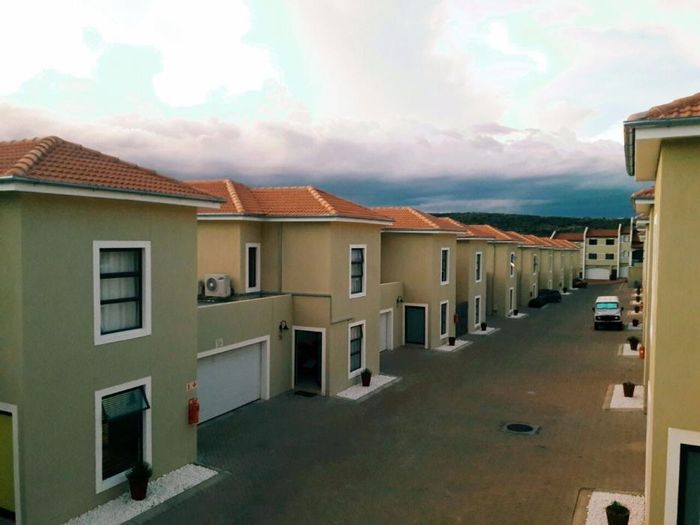 Townhouse For Sale in Avis: 3 Bedrooms, BBQ area, double garage, secure estate.