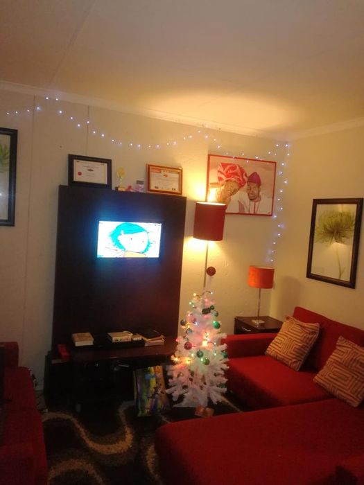 2 Bed Apartment For Sale in Kempton Park Ext 1 with balcony and security.