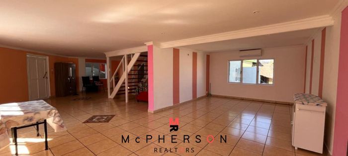 Kleine Kuppe House For Sale: 4 Bedrooms, 3 Bathrooms, Flat, Carports, Security Features.