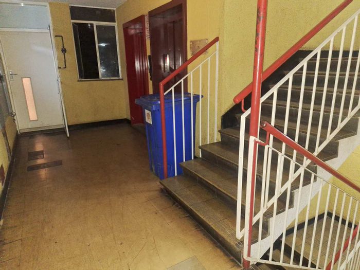 For Sale: Apartment in Pretoria Central, two bedrooms, prime rental location, 1 garage.