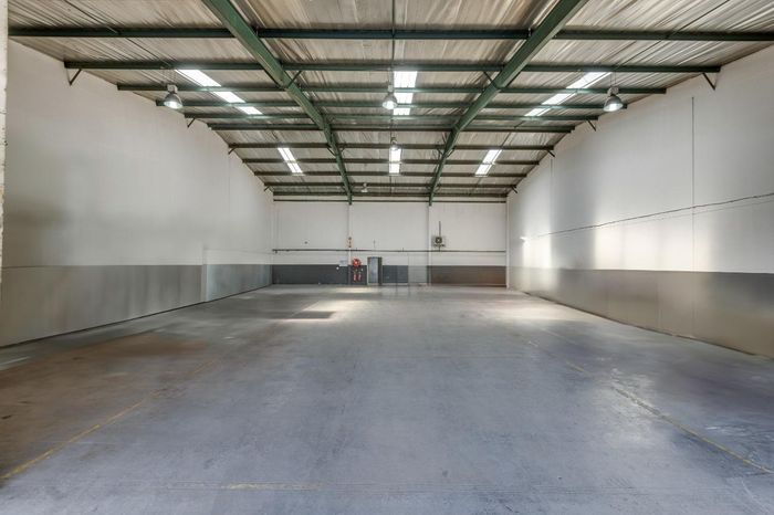 Industrial unit to rent in Pomona: 633.33sqm, 3-phase power, truck access.