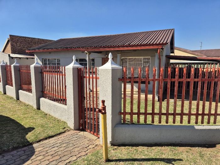 Reigerpark House For Sale: Three bedrooms, flatlet, parking for four vehicles.
