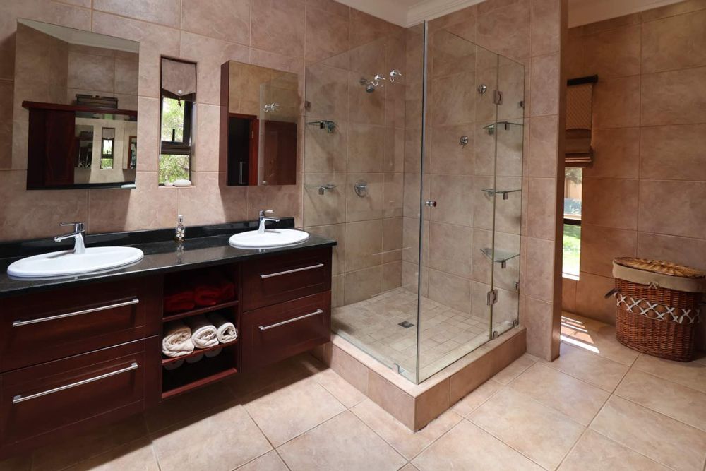 Main en-suite bathroom 