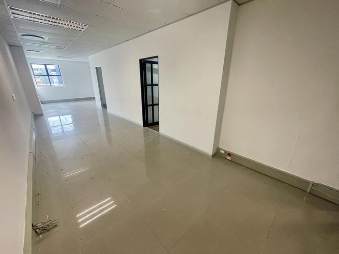 Office Space To Rent in Umhlanga Ridge – 102 sqm, secure parking, ideal for professionals.