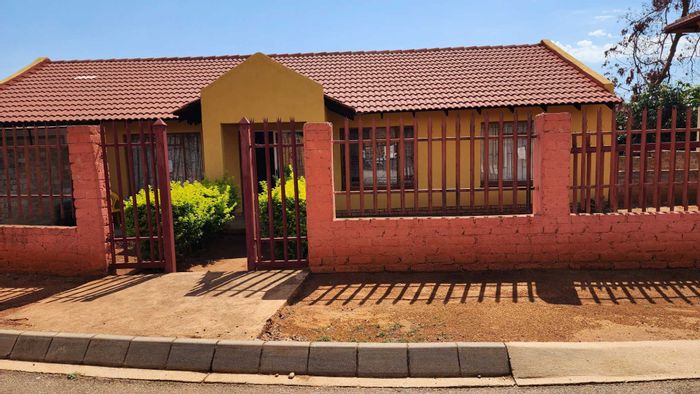 House for Sale in Tlhabane: 3 Bedrooms, Garden, Garage, Close to Schools.