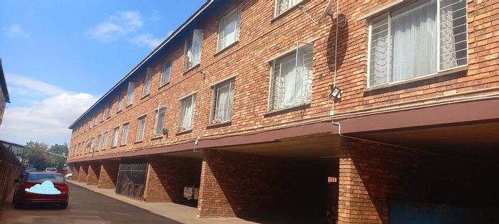 Kempton Park AH Apartment For Sale: Multiple units, near OR Tambo Airport, investment potential.