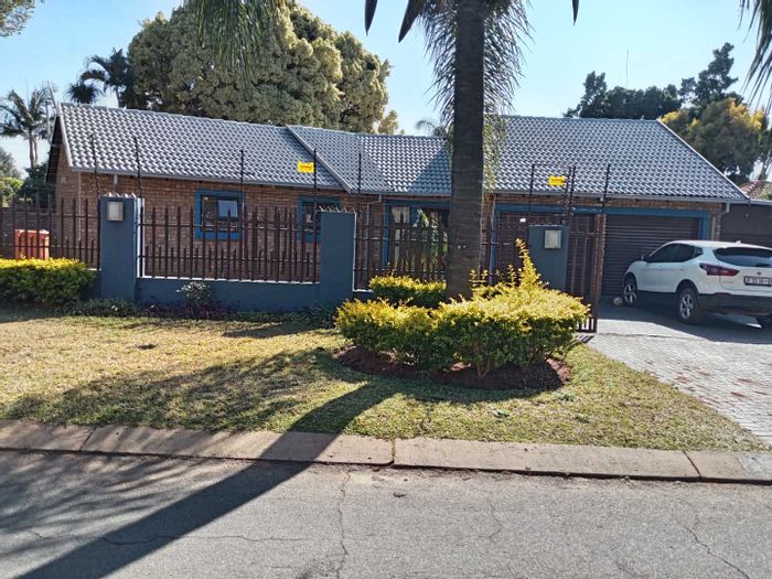 Ninapark House For Sale: 3 bedrooms, double garage, near schools and shopping.