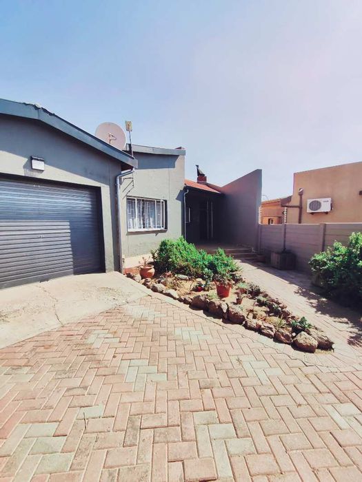 Property #2406930, House Rental Monthly in Pioniers Park Ext 1