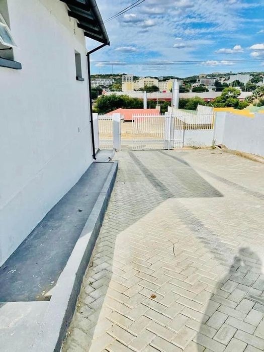 Spacious Windhoek North House For Sale: Prime Location, Multi-Use Potential!