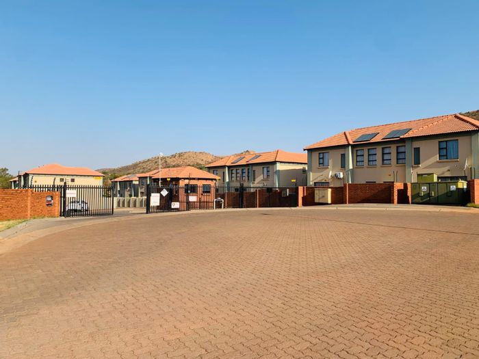 Amandasig Townhouse For Sale: 3 Bedrooms, secure estate, close to amenities.