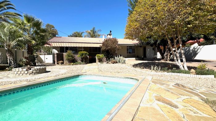 Spacious Pioniers Park House for Sale: 3 Bedrooms, Pool, Entertainment Area!