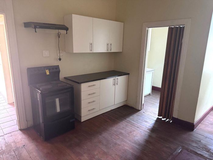 Riviera Apartment To Rent: Private rooms, shared kitchen, close to hospital.