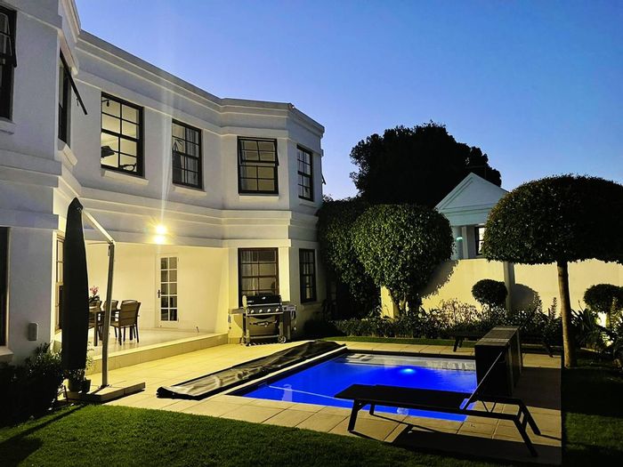 Bryanston Cluster To Rent: Secure estate, pool, tennis court, flat-let, double garage.