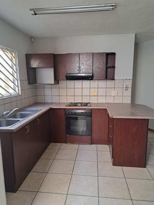 Klein Windhoek Townhouse For Sale: 3 bedrooms, double garage, secure complex amenities.