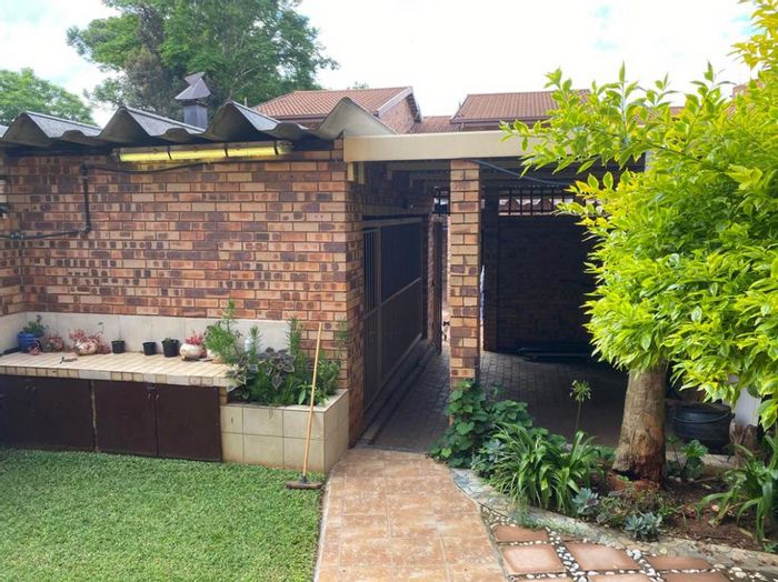 Property #2400235, Townhouse For Sale in Weavind Park