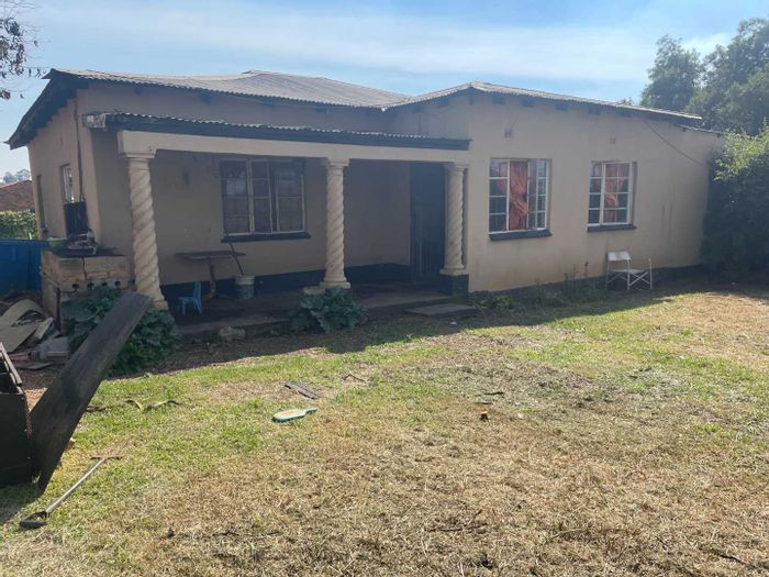 Sundra Small Holding For Sale: 5 Bedrooms, Flat, Borehole, Expansive Grounds.