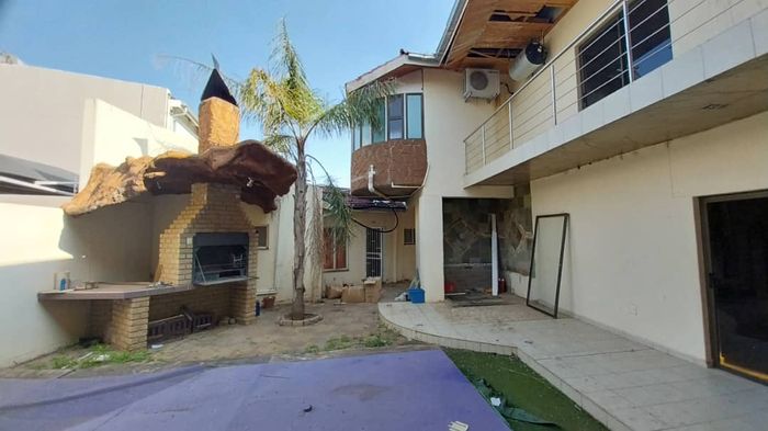 For Sale: Spacious 6-bedroom house in Cimbebasia with pool and ample parking.