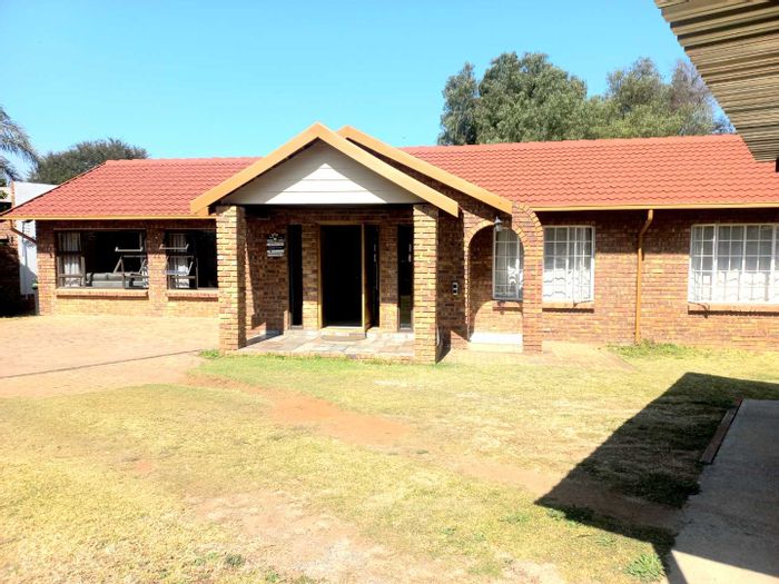 For Sale: House in Sunward Park with spacious yard, patio, and 24-hour security.