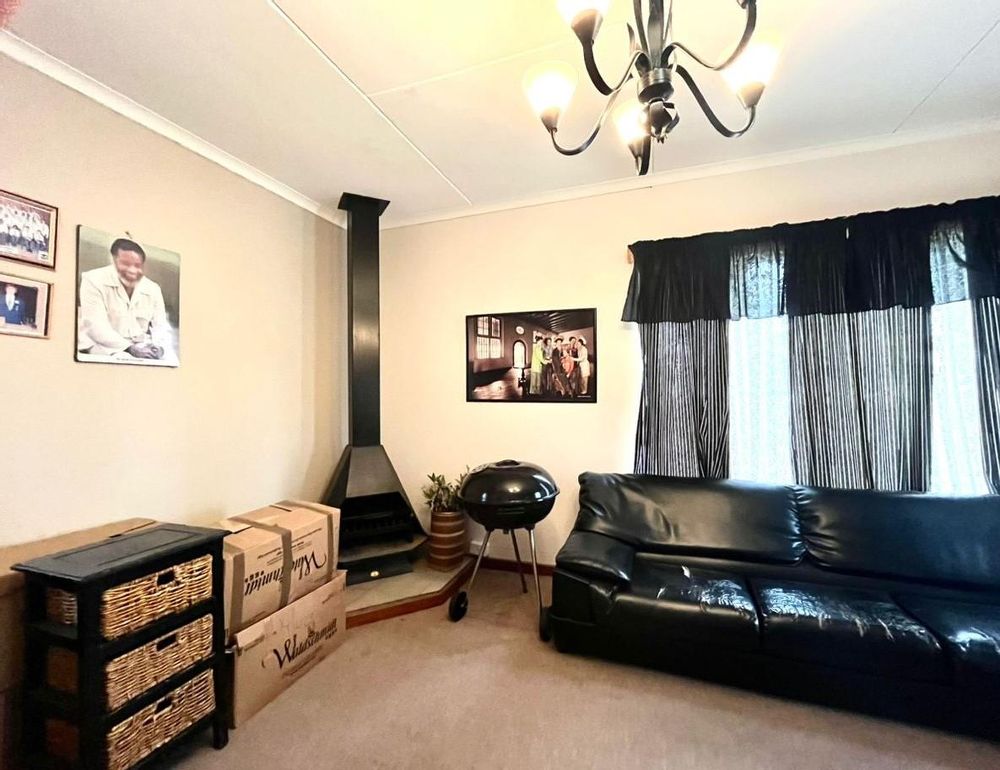 House For Sale 4 Bedrooms, large yard, double garage, extra