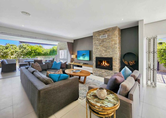 Bloubergstrand House For Sale: Pool, flatlet, office, and beach access.