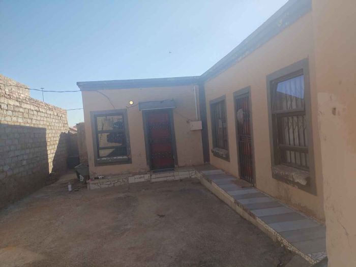 For Sale: Cluster in Mahube Valley, 11 rooms, fully tenanted, R13200 rental income.