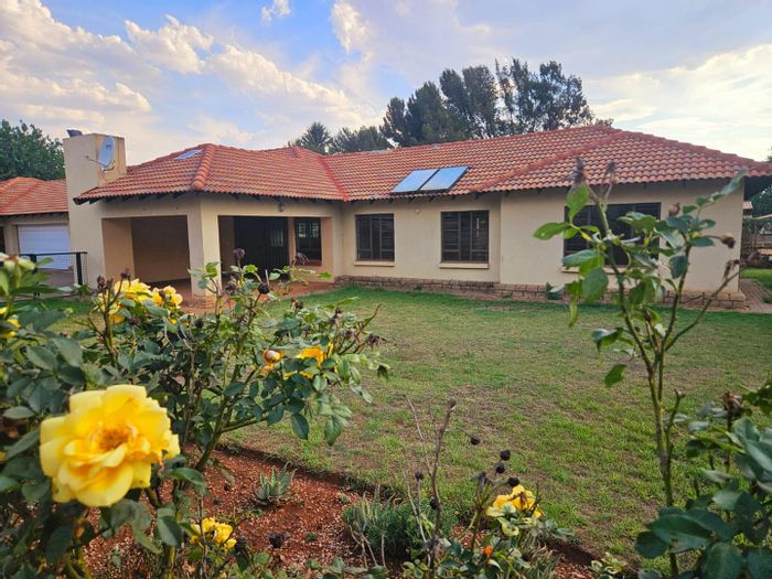 To Rent: House in Fairleads with private garden, pet-friendly, near Pretoria Road.