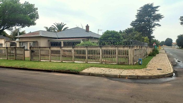 For Sale: House in Brakpan North with pool, garden, and spacious living areas.