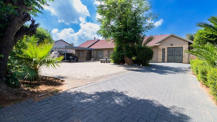 For Sale: House in Rynsoord with indoor pool, study, staff quarters, and carports.