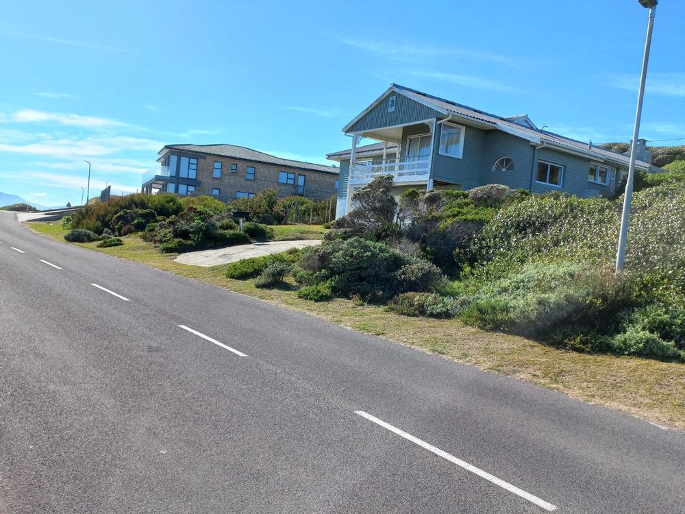 Upmarket sea front Houses - to the other side of Kus Road.