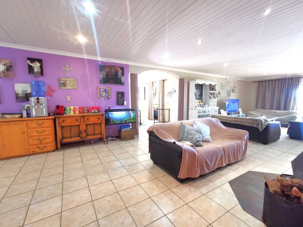 MAIN DWELLING - LOUNGE 