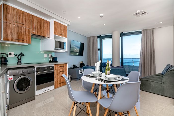 Umhlanga Rocks Central Apartment To Rent: 2 Beds, sea views, pool, mall access.