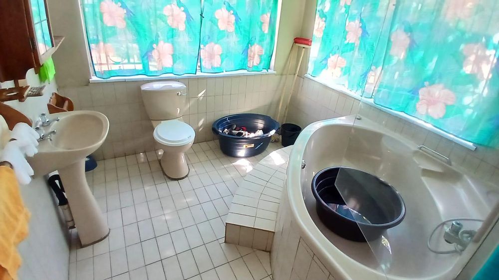 Bedroom 4 en-suite bathroom