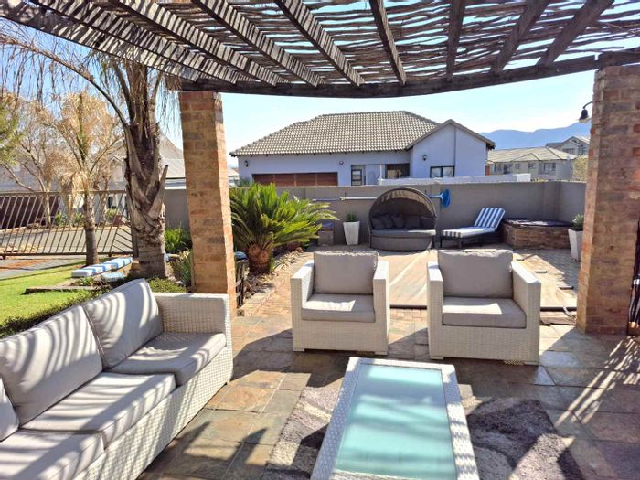 Gateway Manor House For Sale: 4 Bedrooms, pool, outdoor entertainment, security estate.