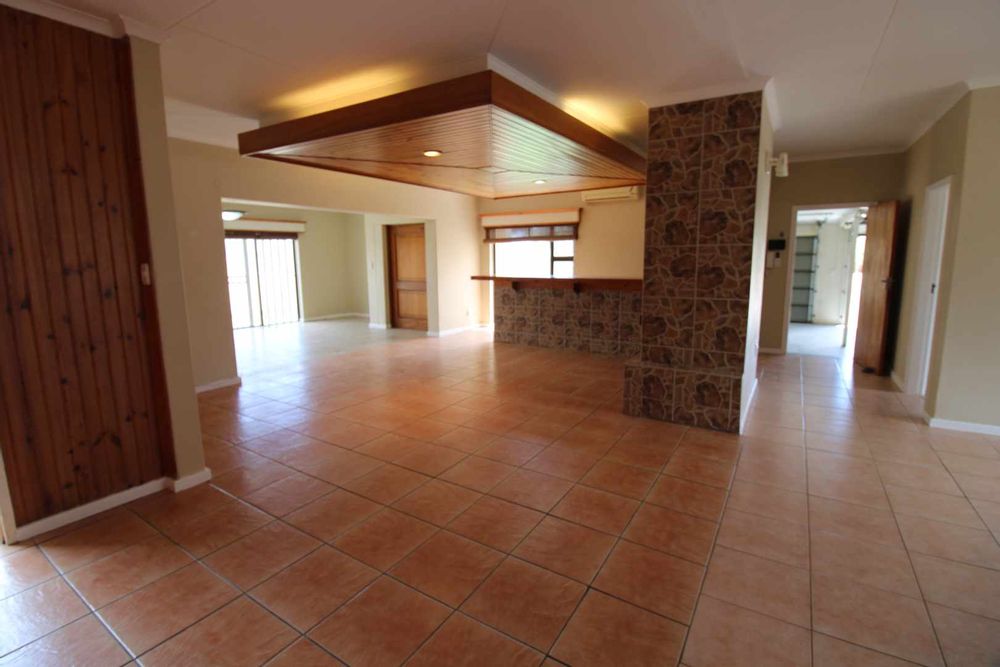 Spacious lounge entertainment area with ind BBQ