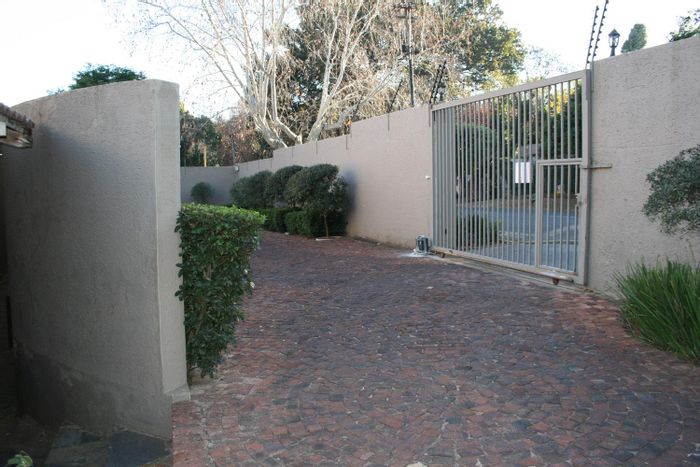 Rosebank Cottage To Rent: Furnished, 1 bedroom, open plan, suitable for professionals.