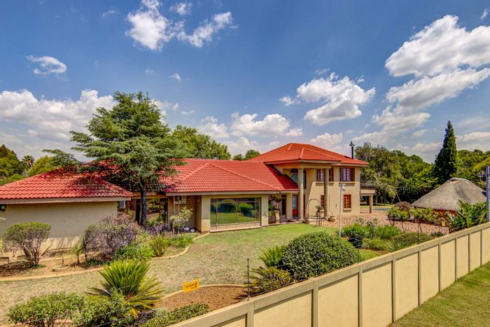 Beyerspark House For Sale: Spacious living, six bedrooms, three garages, pool area.