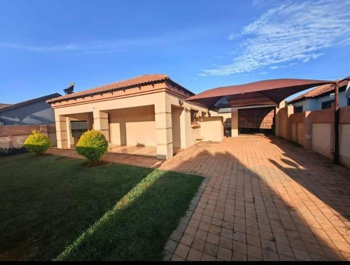 House To Rent in The Orchards: 3 beds, garage, close to amenities.
