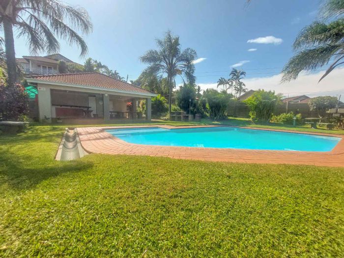Broadway Townhouse For Sale: 2 beds, pool, security, close to amenities.