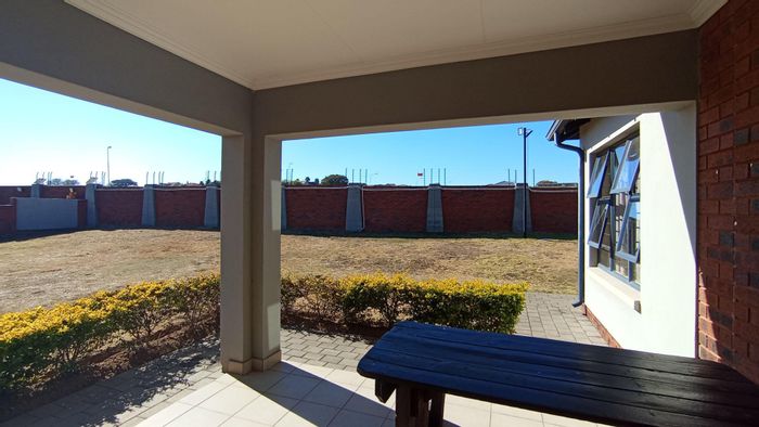 Property #2415302, Townhouse For Sale in Amberfield Manor
