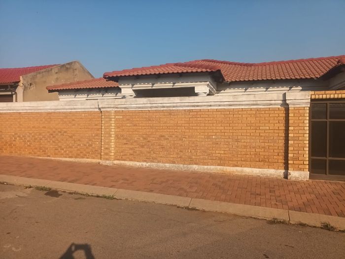 For Sale: House in Spruitview with 3 bedrooms, double garage, and outside rooms.