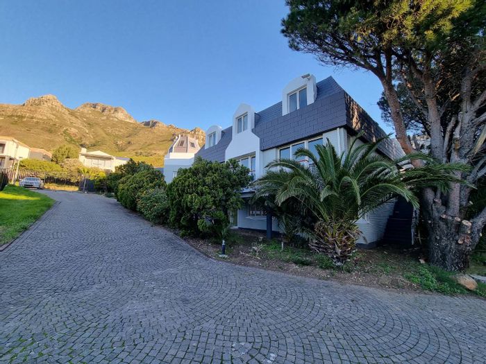 Vredehoek Apartment To Rent: 3 Bedrooms, patio, parking, fiber-ready, pet-friendly.
