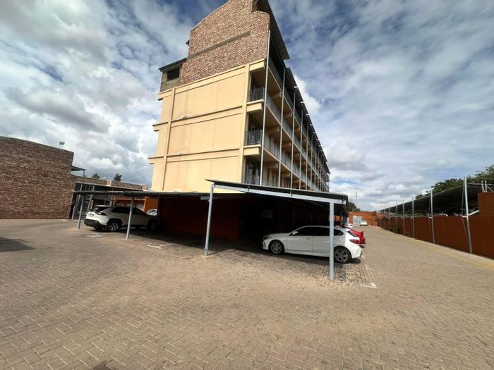 For Sale: Apartment in Pioniers Park with 3 bedrooms, balcony, and parking.