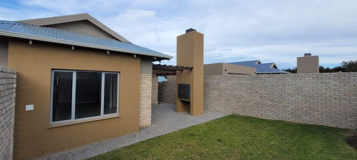 Mooikloof Country Estate: House For Sale with 3 Bedrooms, Double Garage, Inverter System.