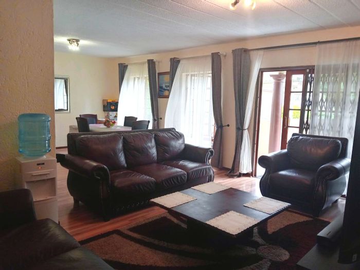 Dowerglen & Ext Townhouse To Rent: 3 beds, garden, pool, 24hr security.