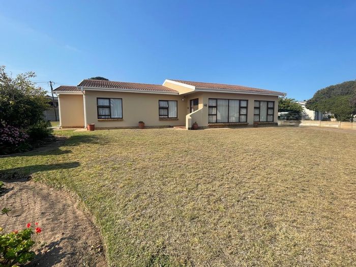 Bayview House For Sale: 3 Bedrooms, Braai Room, Double Garage, Large Garden.