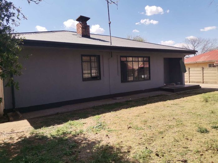 House for Sale in Vanderbijlpark Central West 5: 3 beds, flatlet, storage options.