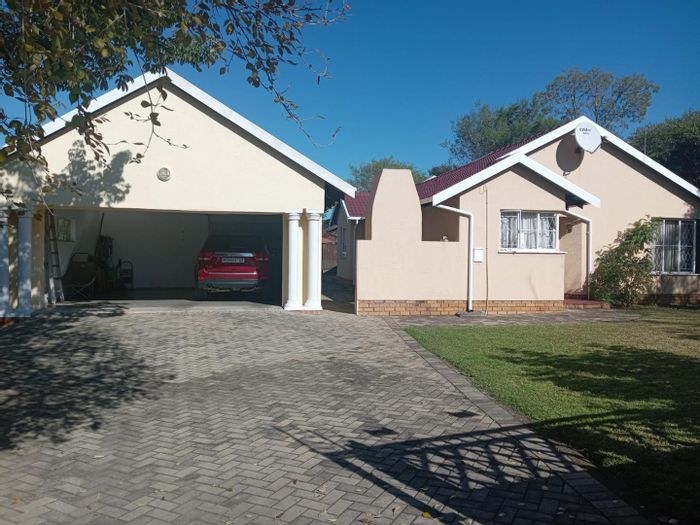Terenure House For Sale: 4 bedrooms, 2 bathrooms, security, near schools and shopping.