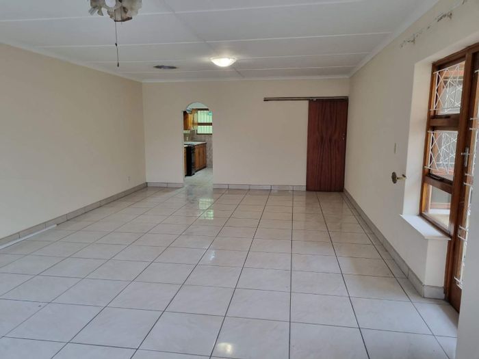 East London Central Apartment For Sale: 3 bedrooms, en-suite, garage, courtyard.