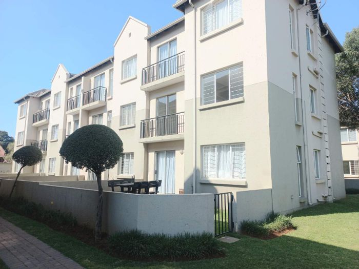 Klippoortje Apartment For Sale: 2 beds, pool, security, prepaid electricity, prime location.