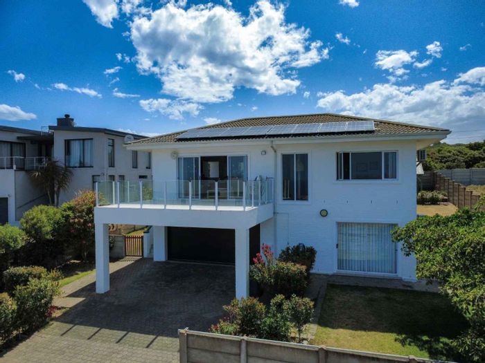 Coastal House For Sale in Jongensfontein: 4 Bedrooms, Ocean Views, Double Garage.